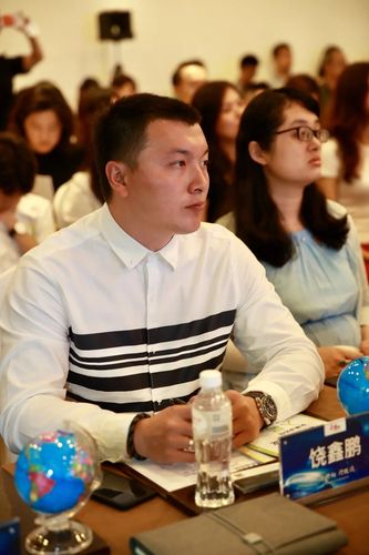 当你在烦房子烦教育时,他们已经带着孩子去了南北极